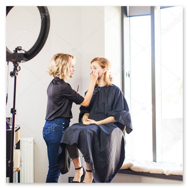 Detalle de costura a mano en el atelier