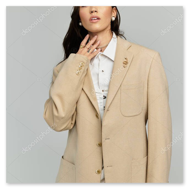 Modelo con look de temporada Florisa